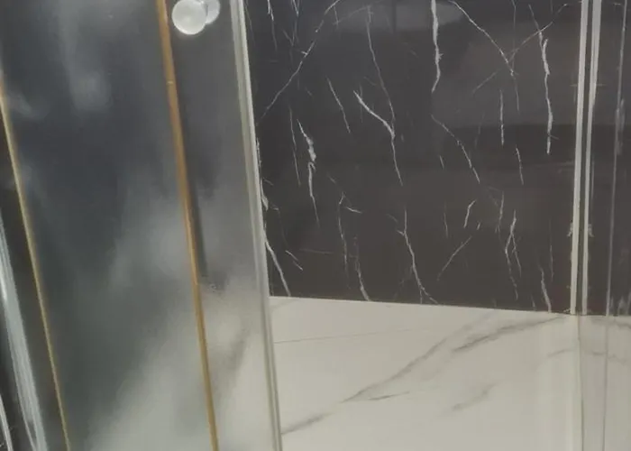 Shtepiza Lio Liqeni Merhojes