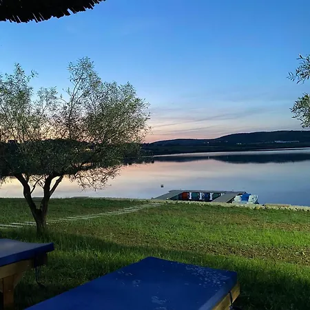 Shtepiza Lio Liqeni Merhojes Bed & Breakfast